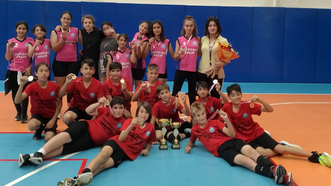 Antalya okullar arası 2. küme Voleybol kategorisinde Küçük Erkeklerde Antalya Şampiyonu, Küçük Kızlarda Antalya 3. olduk